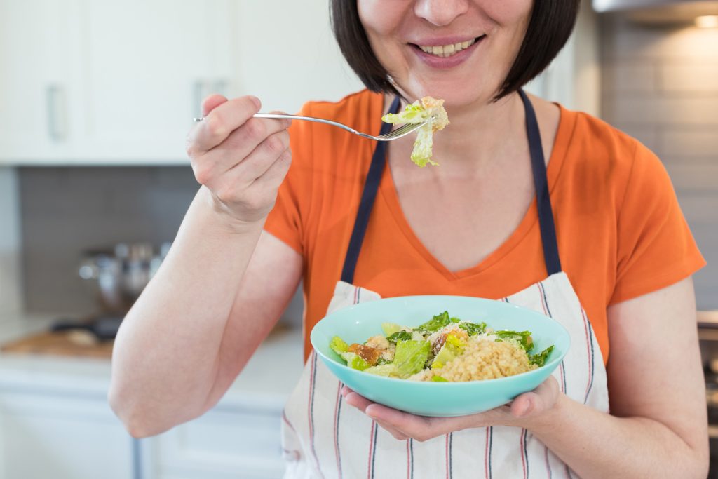 Chicken Caesar Salad, summer cold side dish, Easy Summer side dishes, Grilled chicken caesar salad, Gluten free recipes, Health & Yum food blog, Canadian food blogger, healthy meals for brain, healthy caesar salad recipe