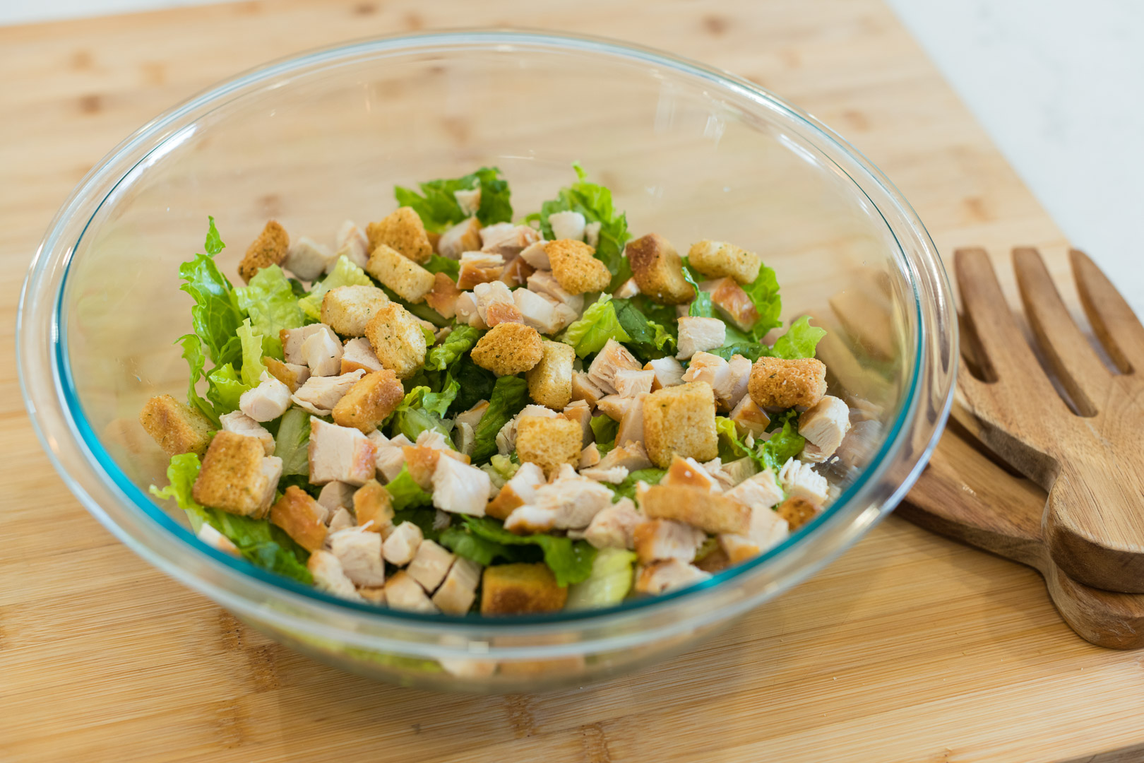 Chicken Caesar Salad, summer cold side dish, Easy Summer side dishes, Grilled chicken caesar salad, Gluten free recipes, Health & Yum food blog, Canadian food blogger, healthy meals for brain, healthy caesar salad recipe